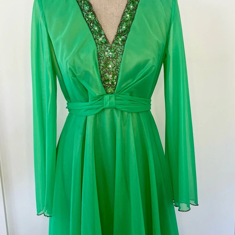 Elegant Green Long Sleeve Dress - Picture 1 of 12